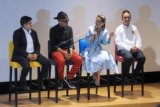 Penyanyi Rossa (ketiga kanan) saat menghadiri konferensi pers jelang konsernya bertajuk 'Malam Keajaiban Cinta' di Pitching Center Kuala Lumpur, Kuala Lumpur, Malaysia, Selasa (12/5).Rossa merupakan penyanyi wanita Indonesia pertama membuat konser berskala besar pada 22 dan 23 Mei mendatang di Istana Budaya Kuala Lumpur. ANTARA FOTO/Rafiuddin Abdul Rahman/Rei/nz/15.