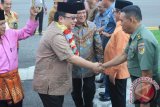 Menteri Keuangan RI Bambang Brodjonegoro bersama Ketua Komisi XI DPR RI Fadel Muhammad, disambut adat saat tiba di Bandar Udara Djalaludin.