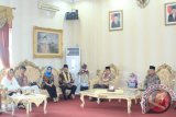 Wakil Gubernur Gorontalo Idris Rahim serta sejumlah unsur pimpinan Forkopimda Provinsi Gorontalo, menyambut kedatangan Menteri Keuangan RI Bambang Brodjonegoro bersama Ketua Komisi XI DPR RI Fadel Muhammad, di Bandara Udara Djalaludin