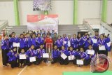 Kontingen Banjarmasin berfoto bersama piala bergilir Kejurprov Silat tingkat Dewasa tahun 2015 di GOR Hasanudin HM Banjarmasin, Kamis (14/5). Banjarmasin berhasil mempertahankan gelar juara umum dengan 9 emas, 5 perak dan 2 perunggu Foto Antaranews Kalsel/Herry Murdy Hermawan 