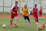 Pemain kesebelasan Barito Putera mengikuti program latihan di stadion 17 Mei Banjarmasin, Kamis (14/5). Kesebelasan Brito Putera memperisapkan diri mengikuti Turnamen Pramusim yang digelar PT Liga pada akhir Mei hingga Agustus 2015 mendatang. Foto Antaranews Kalsel/Herry Murdy Hermawan