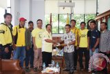 Wakil Ketua DPRD Kalsel Muhaimin menerima dokumen tuntutan dari Ketua Barito Mania (Bartman) Firdaus Mansyori di ruang kerjanya, Rabu (13/5). Bartman menuntut penyelesaian konflik Menpora dan PSSI serta kelanjutan kompetisi sepakbola profesional Indonesia QNB League 2015. Foto Antaranews Kalsel/Herry Murdy Hermawan