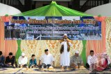 Habib Abu Bakar Mualadawillah dari Malang menyampaikan tausiah pada saat peringatan Isra dan Mi'raj Nabi Besar Muhammad SAW di Loby Balai Kota Banjarmasin, Selasa (12/5) dihadiri Wakil Wali Kota Banjarmasin HM Irwan Anshari dan Sekretaris Daerah H Zulfadli Gazali beserta pejabat dan staf di lingkungan Pemko Banjarmasin.
