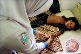 Bocah imigran etnis Rohingya Myanmar menjalani perawatan intensif di ruang anak Rumah Sakit Umum Daerah Cut Mutia, Aceh Utara, Aceh, Jumat (15/5). Sebanyak 200 lebih warga Myanmar dan Banglades yang ditampung di Tempat Pendaratan Ikan (TPI) Kuala Cangkoi, Lapang Aceh Utara itu mengeluh sakit, 100 jiwa diantaranya diserang diere, dan penyakit lainnya seperti gangguan pernafasan dan penyakit kulit, 13 jiwa diantaranya terpaksa menjalani rawat inap akibat dehidrasi. ANTARA FOTO/Rahmad/Rei/mes/15.