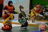 Robot seni melakukan gerakan tari pada Kontes Robot Indonesia 2015 Regional III Jateng-DIY di Universitas Semarang (USM), Jateng, Sabtu (16/5). Kontes robot diikuti sebanyak 21 perguruan tinggi se-Jateng-DIY dan para juaranya akan mewakili regional III ke pentas kontes robot tingkat nasional. ANTARA FOTO/R. Rekotomo/wdy/15.