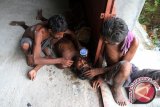 Warga etnis Rohingya memberikan air kepada temanya yang pingsan saat tiba di tempat penampungan sementara di Kuala Langsa, Aceh, Jumat (15/5/15). Lebih dari 600 pengungsi Bangladesh dan Rohingya asal Myanmar mendarat di pantai Langsa pada Jumat (15/5/15) pagi. (ANTARA FOTO/Rony Muharrman)