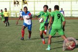 Pemain kesebelasan Barito Putera membaur dengan mantan pemain memainkan laga Family Match Barito Putera di Stadion 17 Mei Banjarmasin, Minggu (17/5). Pertandingan kekeluargaan yang mempertemukan skuad dan mantan pemian Barito Putera tersebut untuk memperingati ulang tahun ke 27 kesebelasan Barito Putera Banjarmasin. Foto Antaranews Kalsel/Herry Murdy Hermawan