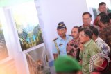 Wakil Presiden Jusuf Kalla (kanan) melihat foto pengembangan Bandara Syamsudin Noor Banjarbaru, Senin (18/5). Pengembangan Bandara Syamsudin Noor senilai Rp 2,3 triliun tersebut ditargetkan selesai 2017 dengan kapasitas dapat melayani 10 juta penumpang pertahun dibanding saat ini hanya 3,7 juta penumpang. Foto Antaranews Kalsel/Herry Murdy Hermawan