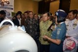 Wakil Presden, Jusuf Kalla (ketiga kanan) didampingi Menteri Pertahanan, Ryamizard Ryacudu meninjau pameran peralatan medis dalam Kongres ke-41 Dunia Kedokteran Militer (ICMM) di Nusa Dua, Bali, Senin (18/5). Kegiatan selama lima hari tersebut dihadiri 750 peserta dari 114 negara untuk membahas ilmu kedokteran militer sekaligus memperkuat kerja sama antar negara peserta. ANTARA FOTO/Wira Suryantala/wdy/15.