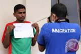 Imigran dari Bangladesh yang terdampar di perairan Aceh menjalani pendataan pihak petugas Imigrasi di tempat karentina Bekas Kantor Imingrasi, Punteuet, Lhokseumawe, Provinsi Aceh. Minggu (17/5). Sebanyak 340 imigran asal Bangladesh dari 587 keseluruhan imigran etnis Rohingiya dan Bangladesh, dipindahkan ke wilayah kota Lhokseumawe untuk memudahkan penanganan sambil menunggu dubes Bangladesh mendeportasi warganya. ANTARA FOTO/Rahmad/ss/ama/15