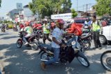 Sejumlah pelajar SMA berusaha menghindari polisi yang melakukan penertiban saat melakukan konvoi menggunakan sepeda motor di jalanan Kota Madiun, Jatim, Senin (18/5). Meskipun kelulusan SMA telah diumumkan Jumat pekan lalu, namun masih banyak pelajar merayakan kelulusan dengan berkonvoi sepeda motor keliling kota. ANTARA FOTO/Siswowidodo/Rei/pd/15.