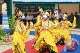 Sebanyak lima orang siswi SMPN 1 Kasarangan Kecamatan Labuan Amas Utara, Kabupaten Hulu Sungai Tengah, untuk pertama kalinya menampilkan tarian klasik yaitu Tari Topeng Panambi pada acara penyambutan tim penilai lomba desa Perilaku Hidup Bersih dan Sehat (PHBS), dihalaman MTsN Banua Kupang, Barabai, Selasa (12/5). Tari topeng yang jarang dipentaskan tersebut, berhasil menyedot perhatian  tamu dan para undangan lainnya.Foto Antaranews Kalsel/fathurrrahman/humas/e)


