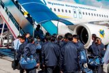 Sebanyak 128 orang warga korban perbudakan asal negara Myanmar eks anak buah kapal (ABK) PT. Pusaka Benjina Resources (PBR) menanti giliran naik pesawat, saat akan dideportasi ke negara asal mereka menggunakan pesawat khusus Myanmar Airways International (MAI), dari Bandara Pattimura Ambon, Maluku, Minggu (17/5). Sebanyak 128 warga Myanmar ini merupakan bagian dari 369 eks ABK asing yang dievakuasi dari Benjina, Kabupaten Kepulauan Aru ke Pelabuhan Perikanan Nusantara (PPN) Tual oleh satgas Kementerian Kelautan dan Perikanan RI dibantu TNI Angkatan Laut sejak 4 April 2015 lalu. (Embong Salampessy)