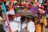 Ratusan siswa TK se-Kota Ambon mengikuti karnaval yang dimulai dari pelataran Masjid Raya Alfatah, Ambon, Maluku, Sabtu (16/5). Karnaval itu digelar dalam rangka peringatan Isra Miraj Nabi Muhammad SAW 1436 H. ANTARA FOTO/Izaac Mulyawan/Rei/nz/15.
