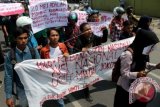 Gabungan Pergerakan Mahasiswa Universitas Malikussaleh (Unimal) melakukan aksi unjuk rasa memperingati Hari kebangkitan Nasional di Kota Lhokseumawe, Aceh, Rabu (20/5). Mahasiswa mendesak pemerintah mensejahterkan masyarakat Indonesia serta pemberantasan korupsi tanpa tebang pilih. ANTARA FOTO/Rahmad/Rei/Spt/15.
