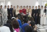 Sejumlah model memeragakan baju dalam Zalora Lebaran Fashion Parade 2015 di Jakarta, Selasa (19/5). Sebanyak 55 desain dari delapan perancang busana Indonesia dihadirkan untuk menyambut bulan Ramadhan. ANTARA FOTO/Rosa Panggabean/mes/15.