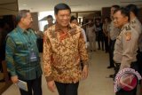 Menteri Koordinator Politik Hukum dan Hak Asasi Manusia (Menkopolhukam) Tedjo Edhy Purdijatno (tengah) menghadiri kegiatan Komisi Kepolisian Nasional (Kompolnas) di Kota Bogor, Jabar, Rabu (20/5). Menjawab pertanyaan media tentang penanganan pengungsi Rohingya yang berada di Aceh, Menkopolhukam meminta semua pihak menunggu hasil pertemuan para Menteri Luar Negeri di Malaysia yang membahas masalah Rohingya. ANTARA FOTO/Jafkhairi/ss/pd/1