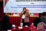 Sekretaris Perum LKBN Antara, Iswahyuni menyampaikan materi tentang agenda setting, dalam rapat koordinasi Bakohumas di Lingkungan Pemerintah Kabupaten/Kota se-Kalbar, di Pontianak, Kamis (21/5). Pada kesempatan tersebut, Iswahyuni menyatakan bahwa Humas yang merupakan ujung tombak dalam penyampaian informasi membutuhkan agenda setting agar apa yang ingin disampaikan dapat mempengaruhi dan diterima publik dengan baik. ANTARA FOTO/Jessica Helena Wuysang/15