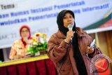 Sekretaris Perum LKBN Antara, Iswahyuni menyampaikan materi tentang agenda setting, dalam rapat koordinasi Bakohumas di Lingkungan Pemerintah Kabupaten/Kota se-Kalbar, di Pontianak, Kamis (21/5). Pada kesempatan tersebut, Iswahyuni menyatakan bahwa Humas yang merupakan ujung tombak dalam penyampaian informasi membutuhkan agenda setting agar apa yang ingin disampaikan dapat mempengaruhi dan diterima publik dengan baik. ANTARA FOTO/Jessica Helena Wuysang/15
