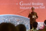 Presiden Joko Widodo berpidato pada peresmian pembangunan Makassar New Port di Pelabuhan Soekarno-Hatta, Makassar, Sulawesi Selatan, Jumat (22/5). Presiden meresmikan pemancangan tiang pertama (Groundbreaking) pembangunan mega proyek Makassar New Port tahap pertama dengan total kawasan mencai 16 hektar dan sekaligus menandai realisasi konsep Tol Laut di wilayah timur. ANTARA FOTO/Sahrul Manda Tikupadang/wdy/15
