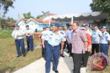 Komandan Lanud Atang Sendjaja (Ats) Marsekal Pertama TNI Dedy Permadi SE MMDS menunjukkan lokasi pembangunan ruangan rawat inap kelas III Rumah Sakit TK III Lanud Atang Sedjaja kepada Asisten Sekda Kabupaten Bogor, Benny D, di Bogoer, Jumat (22/5/15). (Antara Foto/Pentak Ats). 