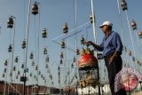 Peserta menaikkan sangkar burung perkutut saat lomba Konkurs Suara Alam Burung Perkutut di Surabaya, Jawa Timur, Minggu (24/5). Lomba memperebutkan piala bergilir Walikota Surabaya tersebut diikuti 420 peserta dari berbagai daerah di Indonesia. ANTARA FOTO/Didik Suhartono/wdy/15.