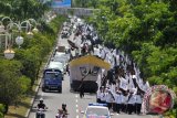 Jamaah Hizbut Tahrir Indonesia Provinsi Aceh, mengusung perahu hias  saat pawai akbar  berjalan kaki dari stadion Hadimuthala menuju Mesjid Raya Banda Aceh, Minggu (24/5). Usai menggelar rapat akbar, Hizbut Tahrir melanjutkan aksi pawai akbar  diikuti seribuan peserta dari kabupaten/kota se-Aceh dalam rangka menyambut bulan suci Ramadhan menyerukan kepada umat muslim tegakan khilafah, penagakan syariat Islam secara kaffah serta mendesak pemerintah dan PBB membela etnis rohingya atas hak hidup mereka dan hak atas  tanah airnya. ACEH.ANTARANEWS.COM/Ampelsa/15