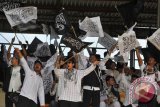 Jamaah Hizbut Tahrir Indonesia propinsi Aceh, mengibarkan bendera disertai teriakan Allahu Akbar saat mengikuti rapat akbar di stadion Hadimurthala, Banda Aceh, Minggu (24/5). Rapat akbar yang diikuti ribuan peserta dari kabupaten/kota se-Aceh dalam rangka menyambut bulan suci Ramadhan tersebut menyerukan umat muslim untuk menegakkan khilafah, syariat Islam secara kaffah serta mendesak pemerintah dan PBB membela etnis Rohingya atas hak hidup mereka dan hak atas tanah airnya. ACEH.ANTARANEWS/Ampelsa/15.