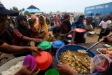 Imigran suku Rohingya asal Myanmar antre mengambl sarapan pagi di tempat pengungsian sementara di Desa Kuala Cangkoy, Kecamatan Lapang, Aceh Utara, Aceh, Sabtu (23/5). Ratusan imigran muslim etnis Rohingya dari Myanmar yang terdampar diperairan Aceh Utara, Aceh Timur dan Kota Langsa berharap dapat menetap di Indonesia atau di negara-negara yang mayoritas penduduknya beragam islam. ANTARA FOTO/Irwansyah Putra/ed/nz/15.