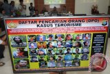 Daftar Pencarian Orang (DPO) teroris Poso ditampilkan di Mapolda Sulteng di Palu, Selasa (26/5). Mabes Polri menambah jumlah DPO teroris Poso dari 18 orang menjadi 24 orang yang sebagiannya diduga masih berada di Poso. Jumlah tersebut tidak termasuk 12 orang lainnya yang sudah tertangkap termasuk yang tertembak mati dalam kontak senjata dengan aparat. ANTARA FOTO/Basri Marzuki/wdy/15