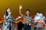 Menteri Koordinator Bidang Pembangunan Manusia dan Kebudayaan (PMK), Puan Maharani (kiri) berbicara saat penyerahan Kartu Indonesia Sehat (KIS), Kartu Indonesia Pintar (KIP) dan Kartu Keluarga Sejahtera (KKS) kepada masyarakat di Desa Lingga, Kecamatan Ambawang, Kabupaten Kubu Raya, Kalbar, Senin (25/5). Dalam kesempatan tersebut, Puan Maharani secara simbolis membagikan KIS kepada 2.461 warga, KIP kepada 923 Siswa Kabupaten Kubu Raya dan KKS kepada 442 keluarga. ANTARA FOTO/Jessica Helena Wuysang/15