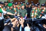 Pangkostrad Letnan Jenderal TNI Mulyono (Tengah) didampingi 14 prajurit peserta lomba menembak memberikan keterangan kepada wartawan terkait Indonesia menjadi Juara Umum di kejuaraan menembak tahunan Australian Army Skill at Arms Meeting (AASAM) yang berlangsung pada 20-23 Mei di Australi setibanya di Bandara Soekarno Hatta, Tangerang, Banten, Senin (25/5). Kejuaraan menembak yang diadakan Angkatan Darat Australia Tim Indonesia berhasil menjadi Juara Umum mengalahkan 15 Negara peserta dengan memperoleh 30 Medali Emas, 16 Perak dan 10 Medali Perunggu. ANTARA FOTO/Muhammad Iqbal/nz/15