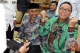 Ketua  MPR RI, Zulkifli Hasan (kanan) didampingi Rektor Universitas Muhammadiyah, Drs. H. Muharrir Asy'ary, LC, M.Ag  (kiri) memperlihatkan batu cincin di tangannya disela kegiatan  seminar sehari di  Universitas Muhammadiyah, Banda Aceh, Rabu (27/5). Batu cincin yang dibeli Ketua MPR RI, Zulkifli Hasan senilai Rp 5 juta dari mahasiswa tesebut, diberi nama batu cincin sosial, karena hasil penjualan batu cincin akan disumbangkan kepada pengungsi etnis Rohingya, Myanmar. ACEH.ANTARANEWS.COM/Ampelsa/15
