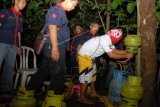 Polisi dari Polres Kabupaten Bogor mengamankan tersangka Z, pengecer gas elpiji bersubsidi yang melakukan pengoplosan gas elpiji subsidi di Kampung Cibogel, Ciomas, Bogor, Jabar, Rabu (27/5) malam. Tersangka memindahkan isi gas elpiji 3 kg kedalam tabung 15-50 kg non subsidi dengan tujuan mencari keuntungan pribadi sehingga menyebabkan kelangkaan gas elpiji bersubsidi di kawasan tersebut. ANTARA FOTO/Jafkhairi/15