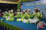 Penampilan salah satu grup Maulid Habsyi putera pada Festival Maulid Habsyi selama empat hari diikuti 35 grup  di Desa Sungai Asam Kecamatan Karang Intan, Martapura, Selasa (26/5).


