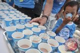 Seorang anak meminum susu saat acara peringatan hari susu se-dunia oleh Frisian Flag Indonesia bertajuk 