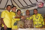 Wakil Presiden Jusuf Kalla (tengah) bersama Ketua umum Partai Golkar versi munas Bali Aburizal Bakrie (kedua kanan), Ketua Umum Partai Golkar versi munas Ancol Agung Laksono (kedua kiri), Sekjen munas Bali Idrus Marham (kiri) dan Sekjen munas Ancol Zainuddin Amali (kanan) berjabat tangan setelah penandatanganan kesepakatan islah di Jakarta, Sabtu (30/5). Partai Golkar resmi melakukan islah untuk memastikan keikutsertaan dalam pemilihan kepala daerah (Pilkada) serentak. ANTARA FOTO/Hafidz Mubarak A./wdy/15