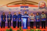 Ketua Umum Partai Demokrat Susilo Bambang Yudhoyono (keempat kanan) didampingi sejumlah fungsionaris partai mengumumkan susunan kepengurusan Partai Demokrat masa bakti 2015-2020 di Cibubur, Jakarta Timur, Sabtu (30/5). Susunan kepengurusan Partai Demokrat itu antara lain, Ketua Umum Susilo Bambang Yudhoyono; Enam Wakil Ketua Umum Syarifuddin Hasan, Roy Suryo, Djoko Ujianto, Nurhayati Ali Assegaf, Cornel Simbolon, M. Jafar Hafsah; Sekretaris Jenderal Hinca Pandjaitan; Bendahara Umum Indrawati Sukadis; Ketua Dewan Pembina E.E. Mangindaan; Ketua Dewan Kehormatan Amir Syamsudin. ANTARA FOTO/Indrianto Eko Suwarso/wdy/15