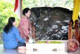 Ketua Umum PDI Perjuangan Megawati Sukarno Putri (kedua kiri) dengan didampingi Menteri Koordinator Bidang Pembangunan Manusia dan Kebudayaan Puan Maharani berziarah di makam soekarno, di Blitar, Jawa Timur, Minggu (31/5). Kedatangan keduanya untuk mengikuti upacara akbar peringatan 70 tahun lahirnya Pancasila yang dijadwalkan berlangsung besok dengan inspektur upacara, Presiden Joko Widodo. ANTARA FOTO/Irfan Anshori /wdy/15