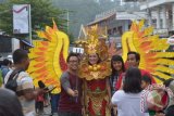  Penonton berfoto selfie dengan peserta karnaval saat digelar karnaval budaya di objek wisata Telaga Sarangan, Minggu (31/5). Kegiatan budaya tersebut selin sebagai acara adat budaya tahunan juga untuk menarik minat wisatawan. Antara Jatim/Foto/Siswowidodo/15