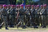 Surabaya (Antara Jatim) - Komandan Brigif-1 Marinir, Kolonel (Mar) Y. Rudy Sulistyanto (kanan) memeriksa pasukan disela-sela upacara serah terima jabatan Komandan Batalyon Infanteri-5 (Yonif-5) di Mako Yonif-5 Marinir, Surabaya, Jawa Timur, Rabu (6/5). Letkol (Mar) Freddy Ardianzah menggantikan pejabat lama, Letkol (Mar) Rudi Harto Marpaung yang selanjutnya menjabat sebagai Paban Opslat Sops Pasmar-1. FOTO M Risyal Hidayat/15/Oka.