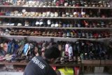 Kediri (Antara Jatim) - Seorang pedagang menata sepatu dan alas kaki jualannya di kiosnya, Pasar Bandar, Kota Kediri, Jawa Timur, Selasa (5/5). Pasar itu menjadi salah satu rujukan pembeli mencari barang, karena harganya yang relatif lebih murah dari toko dan pasar lain dan beragam pilihan. foto Asmaul Chusna/15/Chan.