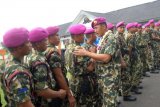 Surabaya (Antara Jatim) - Komandan Batalyon Intai Amfibi-1 Marinir yang lama, Letkol Marinir Freddy Ardianzah (keenam kiri) bersalaman dengan prajurit Intai Amfibi-1 Marinir disela-sela tradisi pisah sambut di Batalyon Intai Amfibi-1 Marinir, Bhumi Marinir, Karangpilang, Surabaya, Jawa Timur, Kamis (30/4). Posisi Komandan Batalyon Intai Amfibi-1 Marinir diserahkan kepada Mayor Marinir Rivelson Saragih. FOTO M Risyal Hidayat/15/Uki