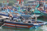 Trenggalek (Antara Jatim) - Sejumlah nelayan KM Sadewa menambatkan kapal slerek mereka di Pelabuhan Perikanan Nusantara (PPN) Prigi, Trenggalek, Jawa Timur, Jumat (1/5). Cuaca buruk yang melanda kawasan pesisir selatan selama dua pekan terakhir memaksa sebagian besar nelayan untuk lego jangkar karena minimnya hasil tangkapan ikan. FOTO Destyan Sujarwoko/15/Oka.