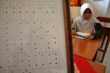 Pamekasan (Antara Jatim)-Seorang siswa berkebutuhan khusus mengerjakan soal Ujian Nasional (UN) braille, di SMP-LB PGRI, Pamekasan, Jatim, Selasa (5/5). Sebanyak empat siswa berkebutuhan khusus mengikuti UN di sekolah tersebut yang dibagi dalam dua kelas, yaitu kelas tunanetra dan tunarungu. foto Saiful Bahri/15/Chan.