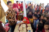 Sejumlah siswa taman kanak-kanak melihat salah satu produk biskuit yang dibuat mahasiswa Fakultas Teknologi Pertanian di depan Agroteknopark Universitas Jember, Jawa Timur, Rabu (13/5). Sebanyak 32 produk mahasiswa dipamerkan dalam Gelar Produk FTP Unej 2015 dengan mengusung tema 