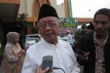 Jombang (Antara Jatim) - Pengasuh Pondok Pesantren Tebuireng KH Sholahudin Wahid ditemui dalam acara silaturahim dengan Direktur Perhutani di sebuah hotel Kabupaten Jombang, Jawa Timur, Jumat (8/5). Nama Gus Sholah santer dikabarkan menjadi salah satu calon Ketua Umum PBNU. Ia mengaku sudah melakukan silaturahim ke sejumlah PWNU terkait persiapan Muktamar NU di Jombang, Agustus mendatang. FOTO Asmaul Chusna/15/edy