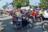 Sejumlah pelajar SMA berusaha menghindari polisi yang melakukan penertiban saat melakukan konvoi menggunakan sepeda motor di jalanan Kota Madiun, Jatim, Senin (18/5). Meskipun kelulusan SMA telah diumumkan Jumat pekan lalu, namun masih banyak pelajar merayakan kelulusan dengan berkonvoi sepeda motor keliling kota. Antara Jatim/Foto/Siswowidodo/15