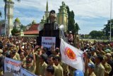 Magetan (Antara Jatim) - Perangkat Desa demontrasi di depan pendapa Pemkab Magetan, Selasa (5/5). Mereka menuntut Peraturan Bupati (Perbup) segera diterbitkan, karena keterlambatan penerbitan Perbup menurut mereka menghambaat penyusunan Anggaran Pendapatan dan Belanja Desa (APBDes) yang seharusnya April APBDes sudah bisa berjalan sebagaimana mestinya. foto Siswowidodo/15/Chan.