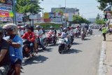 Sejumlah pelajar SMA melakukan konvoi menggunakan sepeda motor di jalanan Kota Madiun, Jatim, Senin (18/5). Meskipun kelulusan SMA telah diumumkan Jumat pekan lalu, namun masih banyak pelajar merayakan kelulusan dengan berkonvoi sepeda motor keliling kota. Antara Jatim/Foto/Siswowidodo/15